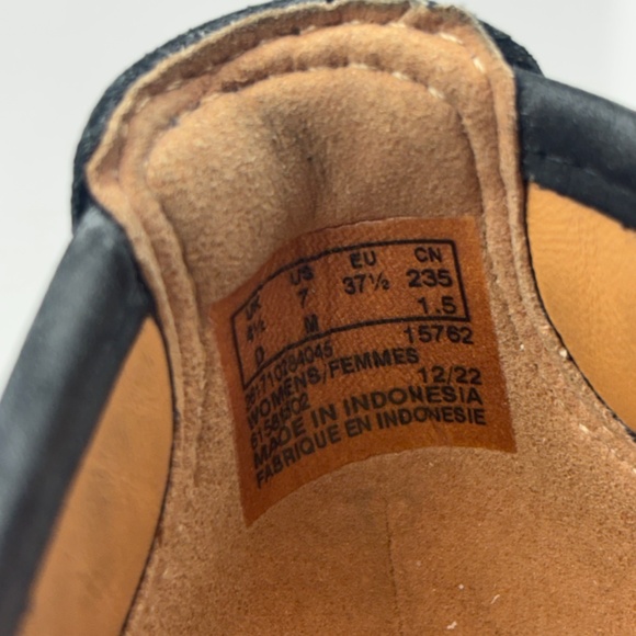 Clarks Black Suede Flat Walking Shoe Size 7 - Picture 9 of 9